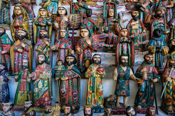 figuras de santos, .Santiago Atitlan, mercado, departamento de Sololá, Guatemala, Central America