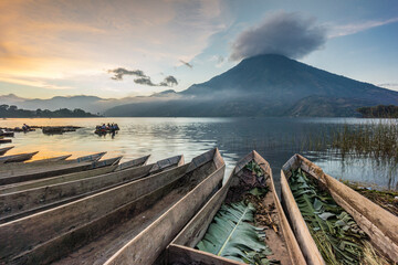 Cayucos varados frente al volcán San Pedro, suroeste de la caldera del lago de Atitlán , Santiago Atitlán. Tiene una altitud de 3.020,Guatemala, Central America