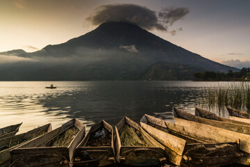 canoas varadas en el lago Atitlán frente al volcan San Pedro, Santiago Atitlan, departamento de Sololá, Guatemala, Central America