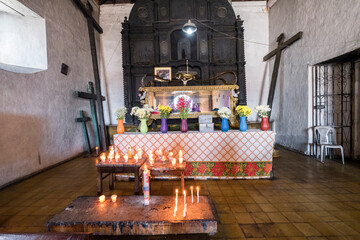 Fototapeta na wymiar velas votivas, Iglesia de la Capilla del Calvario del Señor Sepultado, Santo Tomás Chichicastenango, República de Guatemala, América Central
