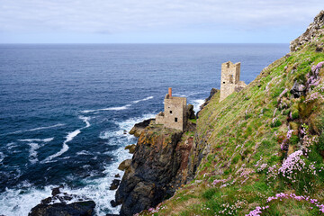Fototapeta na wymiar Ruine an Steilküste auf Klippe am Meer, Atlantik