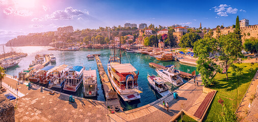 Obraz premium Panoramic view of the picturesque bay with marina port with yachts and cruise tourist ships near the old town of Kaleici in Antalya. Turkish Riviera and resort paradise