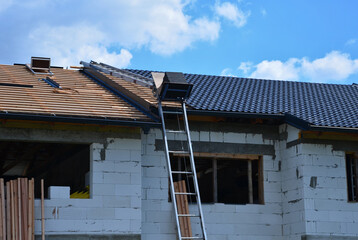 inclined lift, transport and lifting equipment on every construction site. Among the main advantages are the easy transport of material to the roof, a bent ladder with a winch © Michal