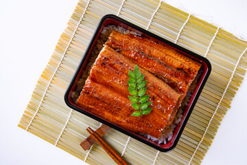 うな丼とうな重