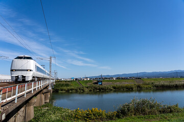 加賀平野を流れる梯川を渡る北陸本線の特急列車