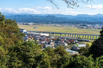 加賀平野を走る北陸本線の特急列車