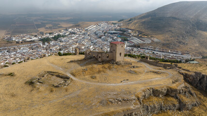 cerro donde se ubica el antiguo castillo nazarí de la Estrella en el municipio de Teba, España