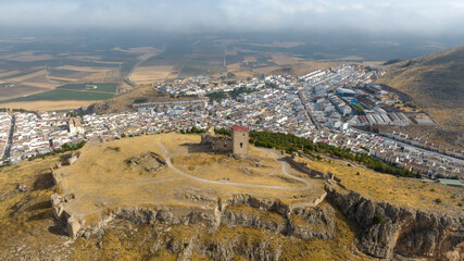 Fototapeta premium cerro donde se ubica el antiguo castillo nazarí de la Estrella en el municipio de Teba, España