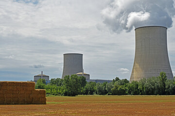 En roulant, les cheminées fumantes de la centrale nucléaire de Golfech, Tarn-et-Garonne,  Midi-Pyrénées, Occitanie, France.