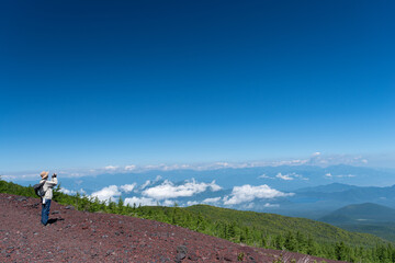 Fototapeta na wymiar 富士山の五合目を歩く