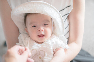 白い服の赤ちゃん