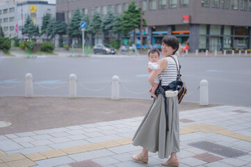 街中を歩く親子