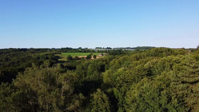 Paysage limousin en campagne. D&eacute;couverte d'une vue cach&eacute;e par la for&ecirc;t.