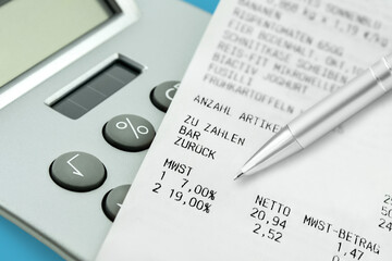 Einkauf und Mehrwertsteuer mit Rechner und Kugelschreiber