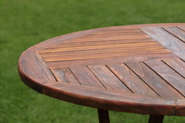 Beautiful renovated teak garden table.
Piękny odnowiony stół z drewna tekowego.