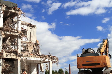 Fototapeta na wymiar Demolition of an old building in the city center. Rozbiórka starego budynku w centrum miasta.
