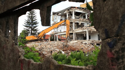 Demolition of an old building in the city center.
Rozbiórka starego budynku w centrum miasta. - obrazy, fototapety, plakaty