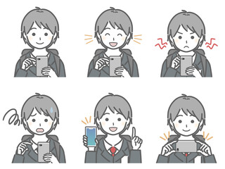 スマホを操作する少年（制服）