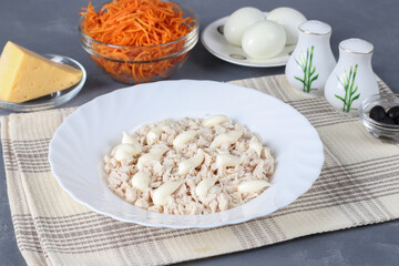 Ingredients for making puff salad. Put the diced chicken breast on a plate and grease with mayonnaise. Step by step, Step 1