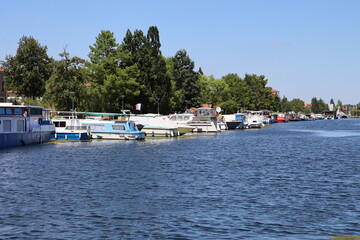 Fototapeta na wymiar Le port fluvial, le long du canal de Roanne à Digoin, ville de Roanne, département de la Loire, France