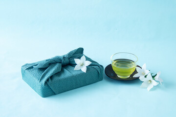 風呂敷包みと白いキキョウの花と冷たい緑茶 - obrazy, fototapety, plakaty