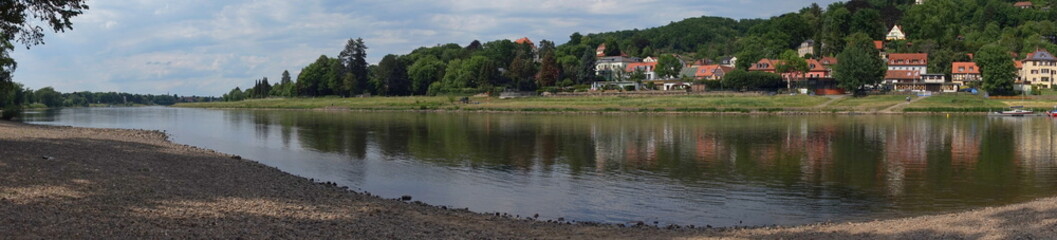 Fototapeta na wymiar Die Elbe in Dresden ist auch vom Klimawandel betroffen und führt zu wenig Wasser