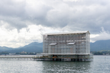 改修中の厳島神社の鳥居