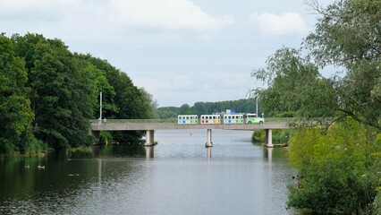 Fototapeta na wymiar Zug auf Brücke