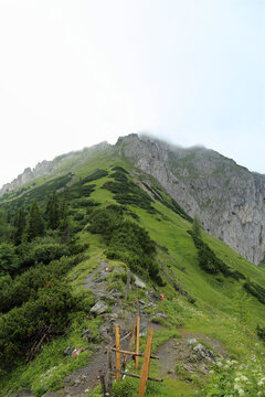 Blick von der Leobner Mauer Richtung Lamingegg. Die Bergspitze ist von den Wolken verdeckt.