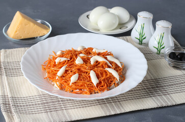 Preparation of layered salad. Put the chopped chicken breast on a plate, then the carrots, grease with mayonnaise. Step by step, Step 2