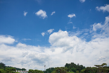 青空が大空に広がる初夏の松島海岸の空