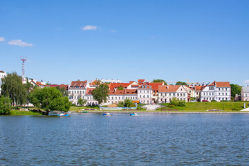 Obraz premium Minsk, Belarus - JUNE 24, 2022 : Vacationers on the Svisloch river in the center of Minsk . Traetskae Pradmestse or Trinity Suburb e historical center of Minsk.