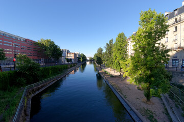 Canal Sain-Martin in the 10th arrondissement of Paris city - obrazy, fototapety, plakaty