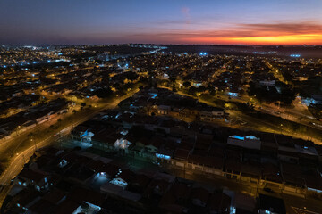 Vista aérea da cidade de Paulínia durante a noite. Pôr do sol no interior de São Paulo. Céu...