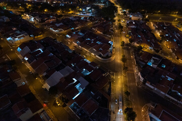 Vista aérea da cidade de Paulínia durante a noite. Pôr do sol no interior de São Paulo. Céu vermelho.