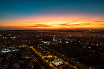 Fototapeta na wymiar Vista aérea da cidade de Paulínia durante a noite. Pôr do sol no interior de São Paulo. Céu vermelho.