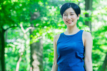 Fototapeta premium タンクトップを着た若い日本人女性