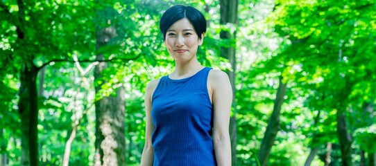 タンクトップを着た若い日本人女性