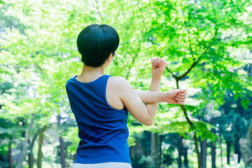 タンクトップを着た若い日本人女性