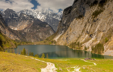 Fototapeta na wymiar Blick über den Obersee beim Königssee im Nationalpark Berchtesgaden