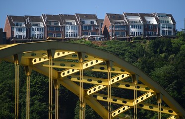 Houses and bridge in Pittsburgh - obrazy, fototapety, plakaty