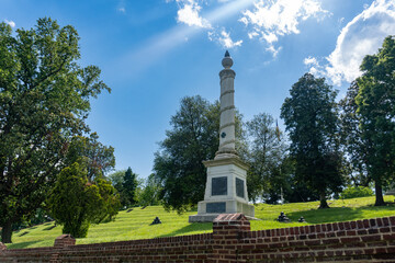 Fredericksburg, Virginia: Monument to Fifth Corps, Army of the Potomac in Fredericksburg National Cemetery. Honors corps members lost attacking Marye's Heights during Battle of Fredericksburg. - obrazy, fototapety, plakaty