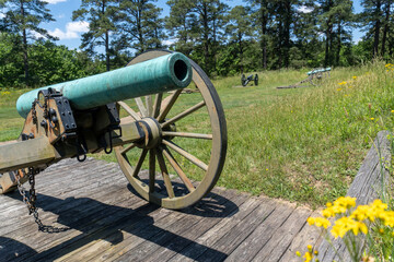 Petersburg, Virginia: Petersburg National Battlefield site of American Civil War Siege of Petersburg. Civil War cannon at Battery 8 of the Dimmock Line. Seized redan made from earthworks.