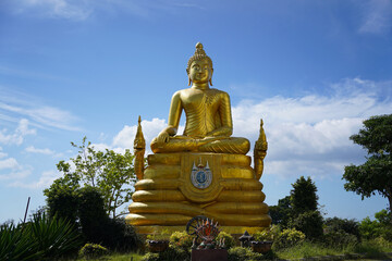 Buddha Statue vor blauem Himmel