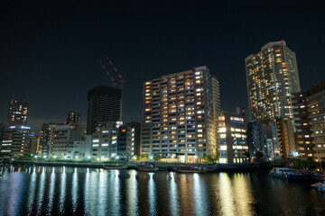 Obraz na płótnie Canvas 東京都港区 夜の田町、渚橋からのマンション群