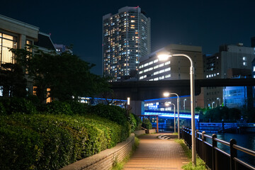 東京都港区 夜の田町 運河沿いの遊歩道