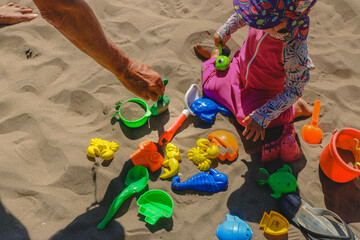 juegos de playa para niños sobre la arena en la playa. dia de sol 