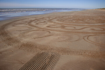 dibujando mandalas en la arena con fondo de mar. concepto de dibujar en la arena. 