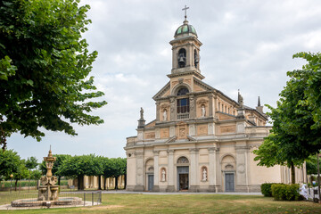 Fototapeta na wymiar Jardines y fachada principal del Santuario de la Madonna dei Campi en el pueblo de Stezzano en Bergamo, Italia