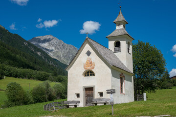 Fototapeta na wymiar Capilla de San Josef en Anterselva en Tirol del Sur, Italia